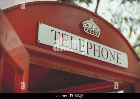 Old Fashion vintage ou rétro téléphone rouge fort. Banque D'Images