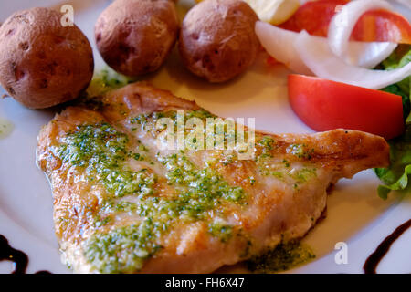 Mojo vert sauce verde sur haddock poisson servi avec papas arrugadas ou richement sel de pommes de terre, dans l'île de la Gomera, une des plus petites îles Canaries une communauté autonome de l'Espagne Banque D'Images