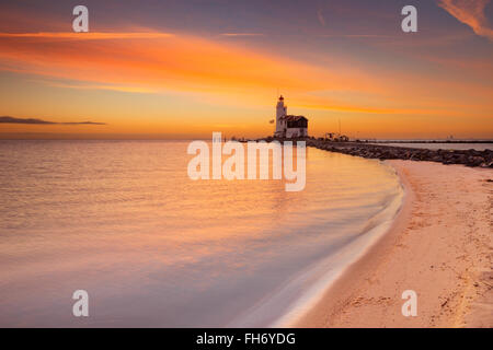 Le phare sur l'île de Marken aux Pays-Bas. Photographié au lever du soleil. Banque D'Images