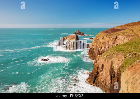 Land's End, England's westermost point, sur une journée ensoleillée. Banque D'Images