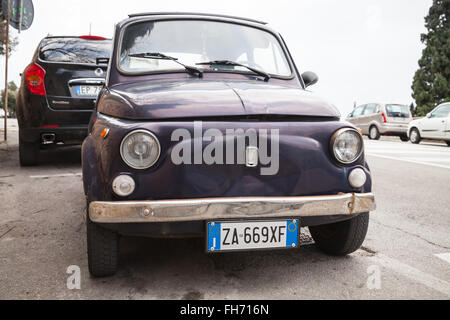 Fermo, Italie - Février 11, 2016 : Ancienne Fiat Nuova 500 ville voiture produite par le constructeur italien Fiat entre 1957 et 1975 Banque D'Images