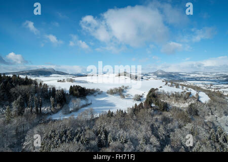 Vue sur paysage volcanique enneigé Hegau, comté de Konstanz, Baden-Württemberg, Allemagne Banque D'Images