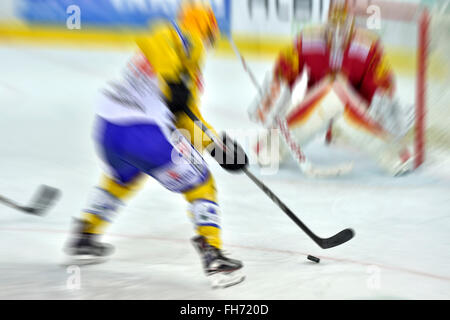 Joueur de hockey dans un duel avec le gardien, le hockey sur glace Banque D'Images