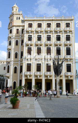 La Havane, Cuba - 27 janvier 2016 : les gens marcher sur la populaire Plaza Vieja avec ses nombreux bâtiments coloniaux récemment restauré dans le Vieux Banque D'Images