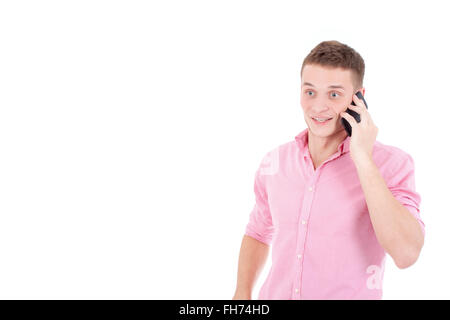 Un jeune homme beau parler au téléphone et l'expression de l'étonnement. Banque D'Images