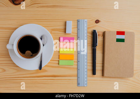 Vue de dessus les fournitures de bureau et tasse de café sur la table Banque D'Images