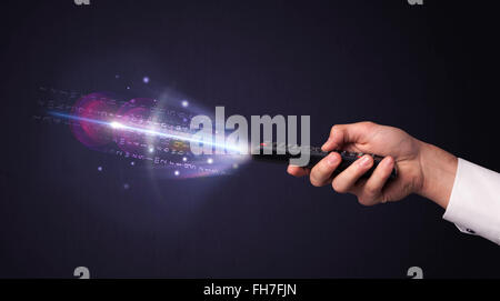 La main avec télécommande et numéros lumineux Banque D'Images