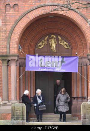 Manchester, Royaume-Uni 24 février 2016 St Cuthbert's paroisse catholique de Withington, sud de Manchester est holding services supplémentaires le vendredi pendant le carême, un temps de jeûne et de renoncement pendant les quarante jours avant le dimanche de Pâques, quand les Chrétiens célèbrent Jésus ressuscitant d'entre les morts. Matin deux masses sont célébrés avec la bénédiction dans la soirée, et de la Confession et de l'Adoration du Saint-Sacrement sont disponibles à partir de 7h00 à 19h00. Crédit : John Fryer/Alamy Live News Banque D'Images