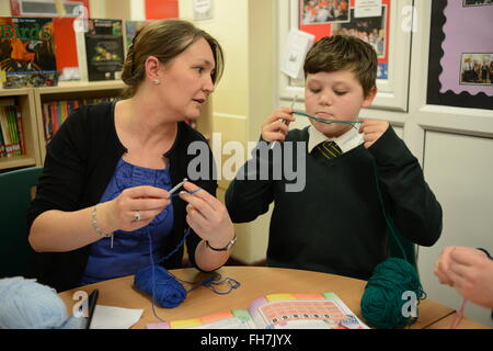 Un garçon d'apprendre comment le crochet à l'école. Photo : Scott Bairstow/Alamy Banque D'Images