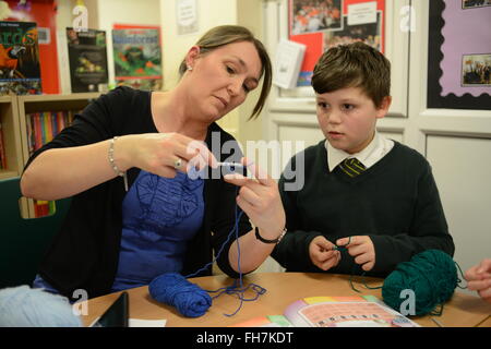 Un garçon d'apprendre comment le crochet à l'école. Photo : Scott Bairstow/Alamy Banque D'Images