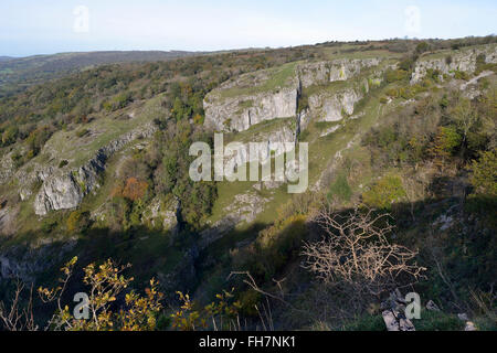 Les gorges de Cheddar, collines de Mendip, Somerset côté nord du haut des falaises Banque D'Images