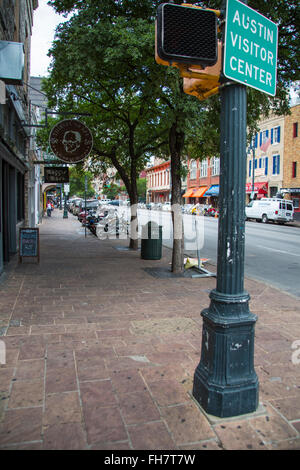 Un signe sur la 6ème rue à Austin, Texas pointe vers le centre d'Austin Banque D'Images