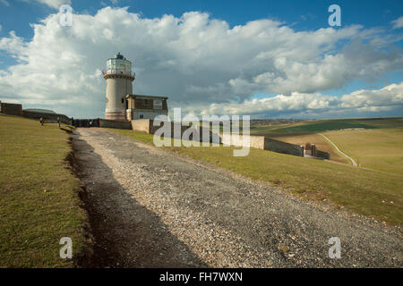 Ciel orageux plus belle tout phare dans l'East Sussex, Angleterre. Banque D'Images