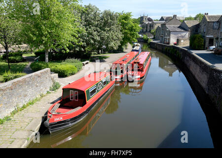 Narrowboats amarré sur les rives du canal Leeds-Liverpool, Skipton, Yorkshire, Angleterre Banque D'Images