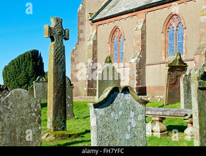 9e siècle croix dans le cimetière de l'église St Paul, Irton vert, West Cumbria, Angleterre Royaume-uni Banque D'Images