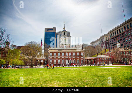 13 avril 2014, les touristes et la résidence à pied passé Independance Hall dans le quartier historique de Philadelphie, Pennsylvanie. Banque D'Images