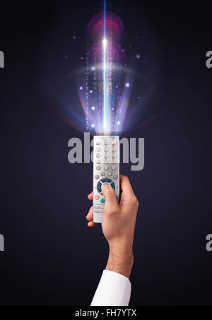 La main avec télécommande et numéros lumineux Banque D'Images