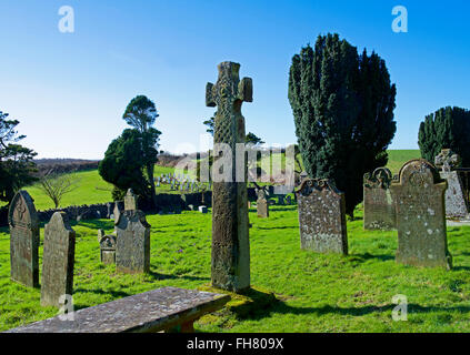 9e siècle croix dans le cimetière de l'église St Paul, Irton vert, West Cumbria, Angleterre Royaume-uni Banque D'Images