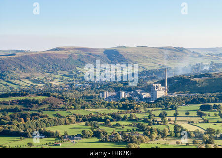 Espérons que les cimenteries et le village de Bradwell dans l'espoir vallée avec bord de Bradwell au loin, près de Castleton, Derbyshire, Angleterre, RU Banque D'Images