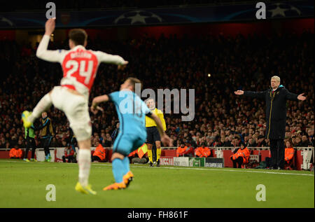 Londres, Royaume-Uni. Feb 23, 2016. Gestionnaire d'Arsenal Arsene Wenger réagit tout en regardant jouer pendant la match de la Ligue des Champions entre Arsenal et Barcelone à l'Emirates Stadium le 23 février 2016 à Londres, Royaume-Uni. Credit : Mitchell Gunn/ESPA/Alamy Live News Banque D'Images