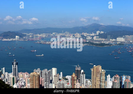 (160224) -- HONG KONG, 24 février 2016 (Xinhua) -- Photo prise le 6 janvier 2016 montre la scène du port de Victoria à Hong Kong, Chine du sud. Hong Kong continuera à soutenir et favoriser l'innovation, start-ups et des industries créatives pour maintenir un avantage concurrentiel dans le cadre du programme "nouvel ordre économique", secrétaire financier de la Région administrative spéciale de Hong Kong (SAR) gouvernement John Tsang, a déclaré mercredi qu'il a prononcé le budget 2016-2017. Le budget de la série a dévoilé des mesures pour soutenir les industries créatives, y compris l'injection de 400 millions de dollars HK dans le CreateSmart Initiative, avec priorité t Banque D'Images