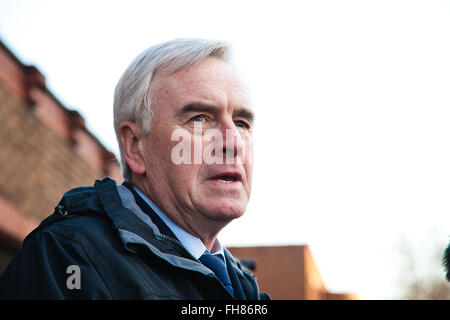 Londres, Royaume-Uni 24 février 2016. John McDonnell, le poste de travail et député de Glasgow, adresses les militants et sympathisants de l'extérieur 13 Heathrow Willesden Cour des magistrats, au nord-ouest de Londres. L'Heathrow13 sont en cour pour une condamnation définitive, ayant tous été trouvé coupable d'offense et d'entrer dans la zone de sûreté à accès réglementé de l'aéroport de Londres Heathrow (LHR) piste du nord pour protester contre des plans de construction d'une troisième piste. Credit : Dinendra Haria/Alamy Live News Banque D'Images