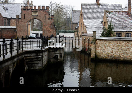 Bâtiments le long des canaux de Bruges Banque D'Images