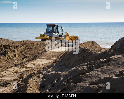 La régénération du sable de plage, Bulldozer érodées par les vagues, la province de Malaga Mijas Costa del Sol. Andalousie le sud de l'Espagne Banque D'Images