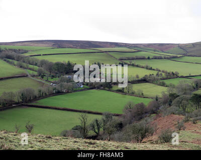 Oare : Exmoor Valley & church Banque D'Images