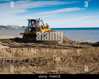 La régénération du sable de plage, Bulldozer érodées par les vagues, la province de Malaga Mijas Costa del Sol. Andalousie le sud de l'Espagne Banque D'Images