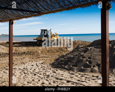 La régénération du sable de plage, Bulldozer érodées par les vagues, la province de Malaga Mijas Costa del Sol. Andalousie le sud de l'Espagne Banque D'Images