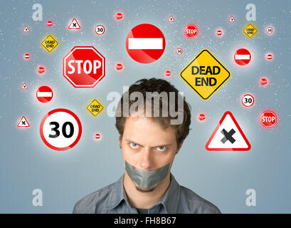 Jeune homme avec la bouche ou collés et les feux de circulation Banque D'Images