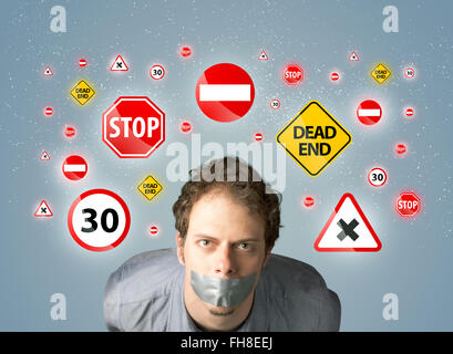 Jeune homme avec la bouche ou collés et les feux de circulation Banque D'Images