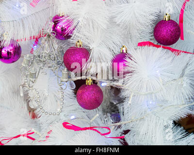 Ball boules de Noël et arbre blanc Banque D'Images