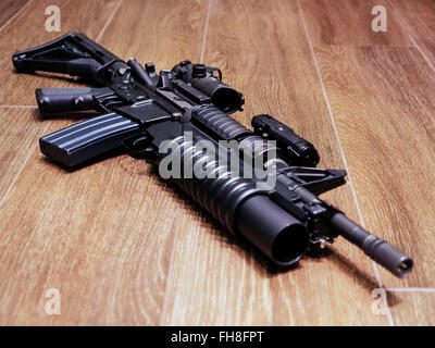 AR15 avec fusil lance-grenades sur le plancher en bois, selective focus Banque D'Images