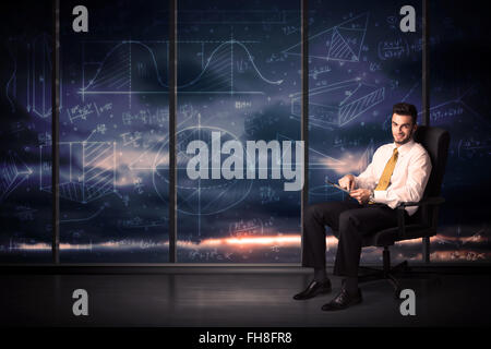 Businessman holding tablet en bureau avec fenêtre sur les cartes graphique Banque D'Images