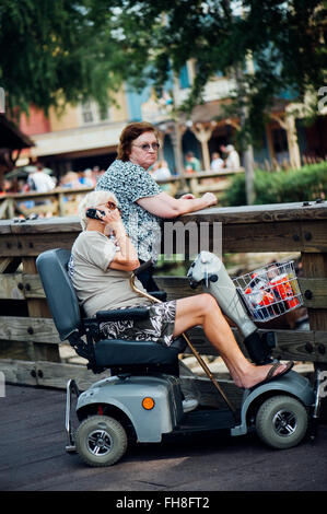 L'excès de personne s'amuser au parc d'attractions de Disney World, Orlando, Floride - Etats-Unis Banque D'Images