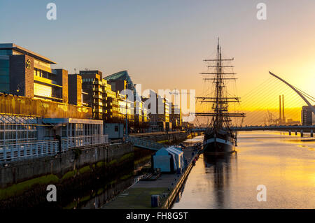 Rivière Liffey, et Jeanie Johnston ship, Custom House Quay, Dublin, Irlande Banque D'Images