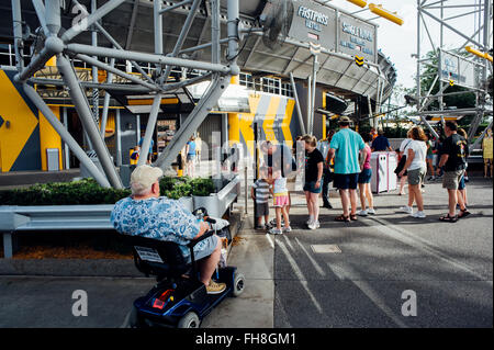 L'excès de personne s'amuser au parc d'attractions de Disney World, Orlando, Floride - Etats-Unis Banque D'Images