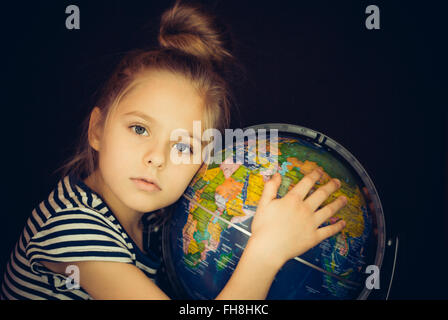 Beautiful Girl hugging a globe Banque D'Images