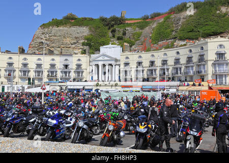 Quelques-uns des milliers de motos sur le front de mer de Hastings, à côté de St Mary-in-the-Castle, lors de la course annuelle des motards de mai à Sussex. Rallye moto Royaume-Uni Banque D'Images