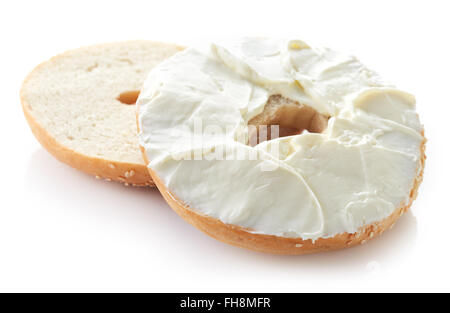 Bagel au fromage à la crème de sésame isolé sur fond blanc Banque D'Images