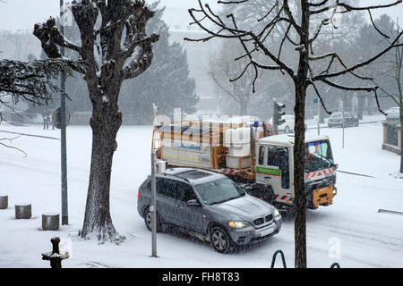 Voiture et camion de salage, tempête de neige en ville, Strasbourg, Alsace, France Banque D'Images