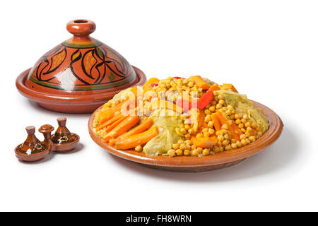 Plat traditionnel marocain avec couscous sur fond blanc Banque D'Images