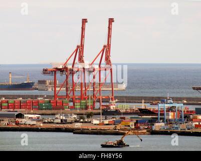 Deux grues lors de l'utilisation de conteneurs au port Moles La Luz de Las Palmas. Au premier plan un pétrolier - Janvier 2016 Banque D'Images