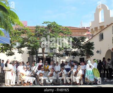 Groupe de musique traditionnelle et de danse folklorique groupe folklorique canarienne dans Pueblo Canario de Las Palmas de Gran Canaria - Janvier 2016 Banque D'Images