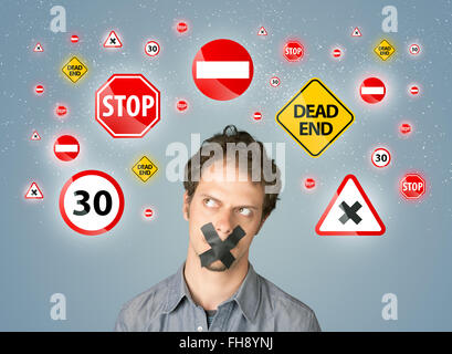 Jeune homme avec la bouche ou collés et les feux de circulation Banque D'Images