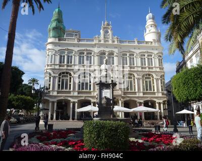 La Plaza Cairasco situé dans le centre de Vegueta avec le prestigieux bâtiment du Gabinete literario. Un restaurant et le théâtre. - Janvier 2016 Banque D'Images