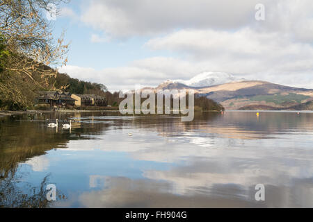 Luss, Loch Lomond, Ecosse, Royaume-Uni. 24 Février, 2016. Météo France : une journée d'hiver lumineux à Luss, sur le côté ouest du Loch Lomond, avec des sommets enneigés Ben Lomond dans la distance Crédit : Kay Roxby/Alamy Live News Banque D'Images