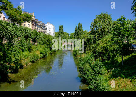 Strasbourg, la rivière Aar, pont des Vosges pont, bâtiments résidentiels avec verdure, quartier Neustadt, Alsace, France, Europe, Banque D'Images